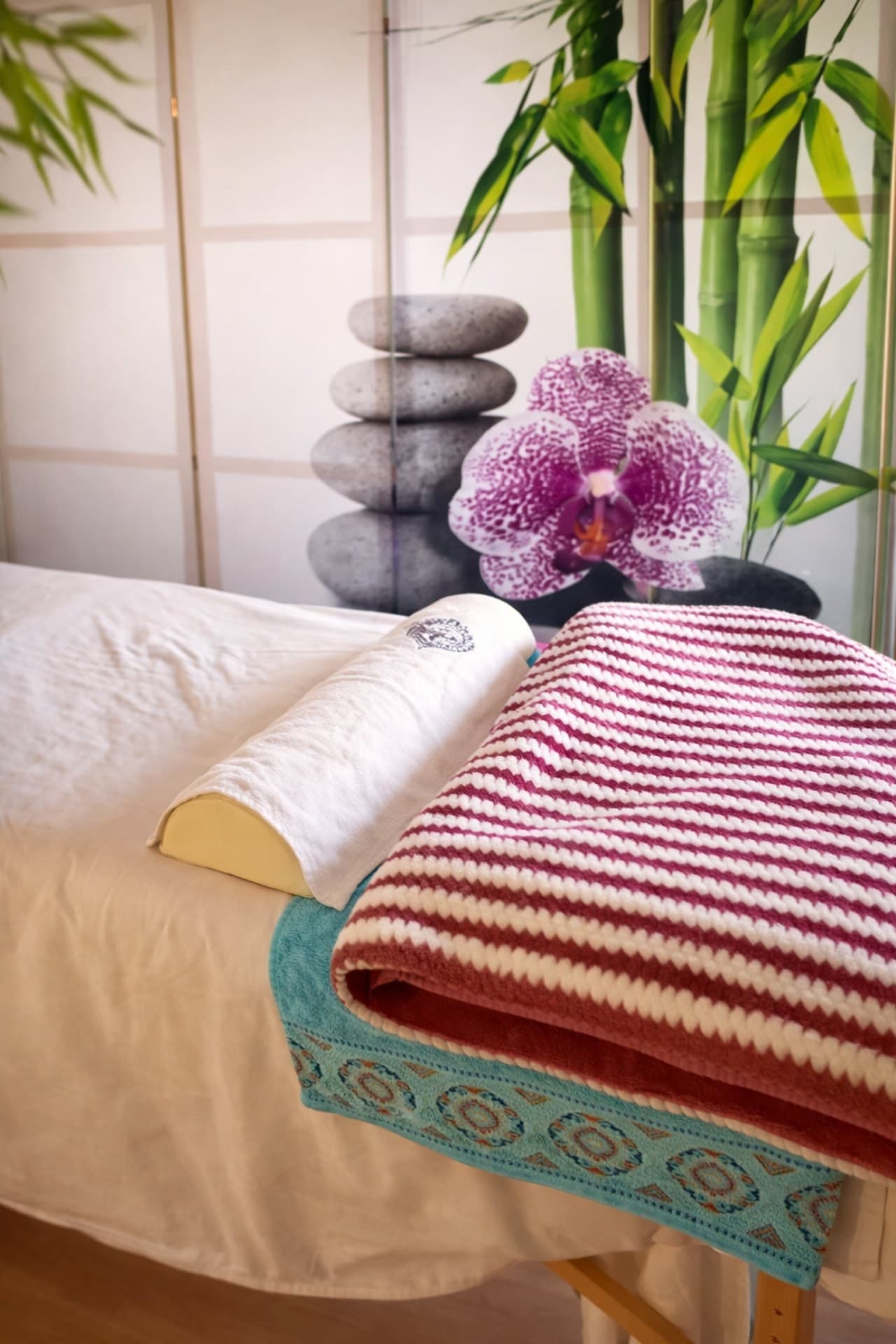 Vorbereiteter Massagetisch in ruhiger Atmosphäre